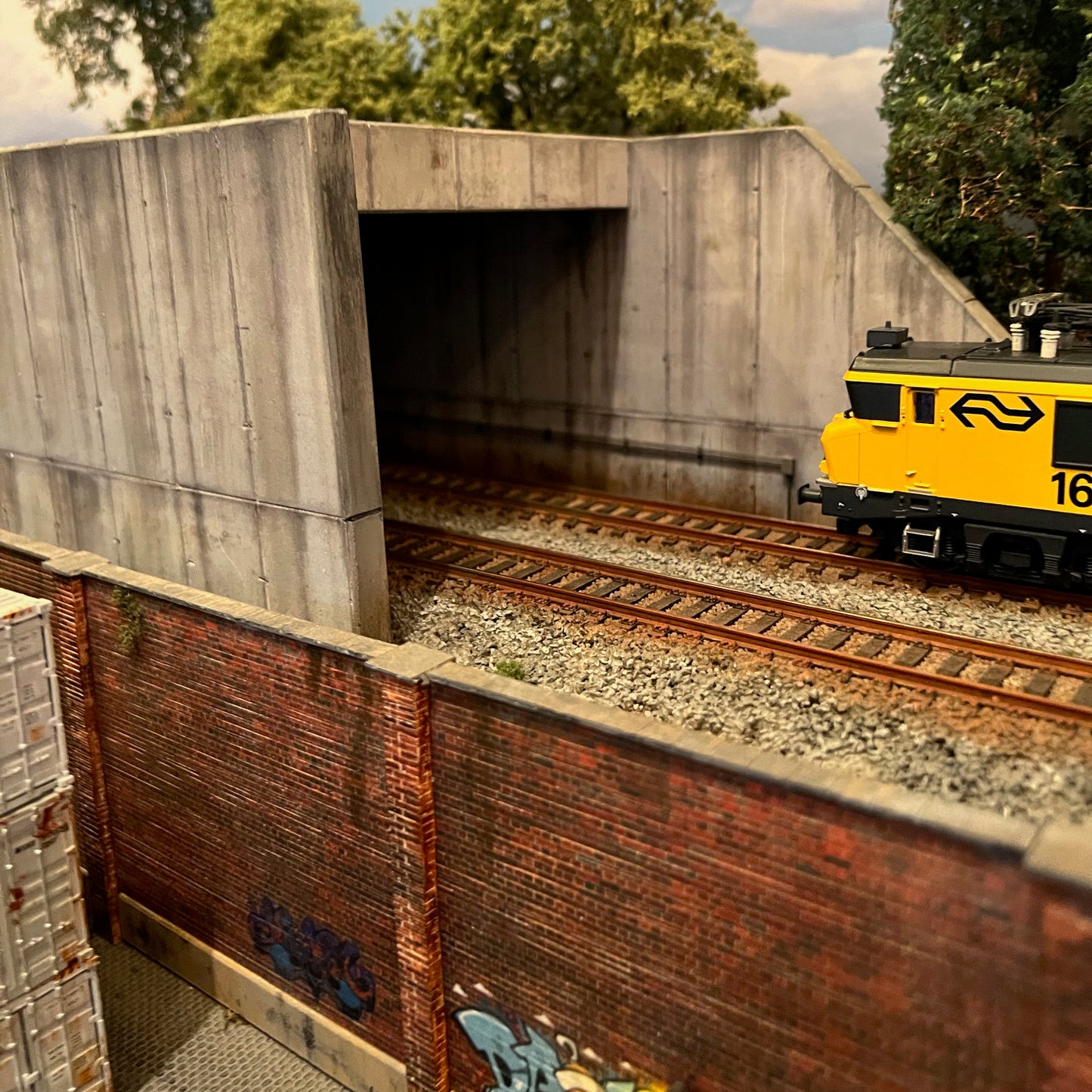 Modeltex : Retaining Wall Concrete 02 Wheatered with graffiti